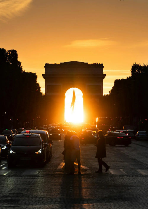 Sigurboginn í sólarsetri í miðri París