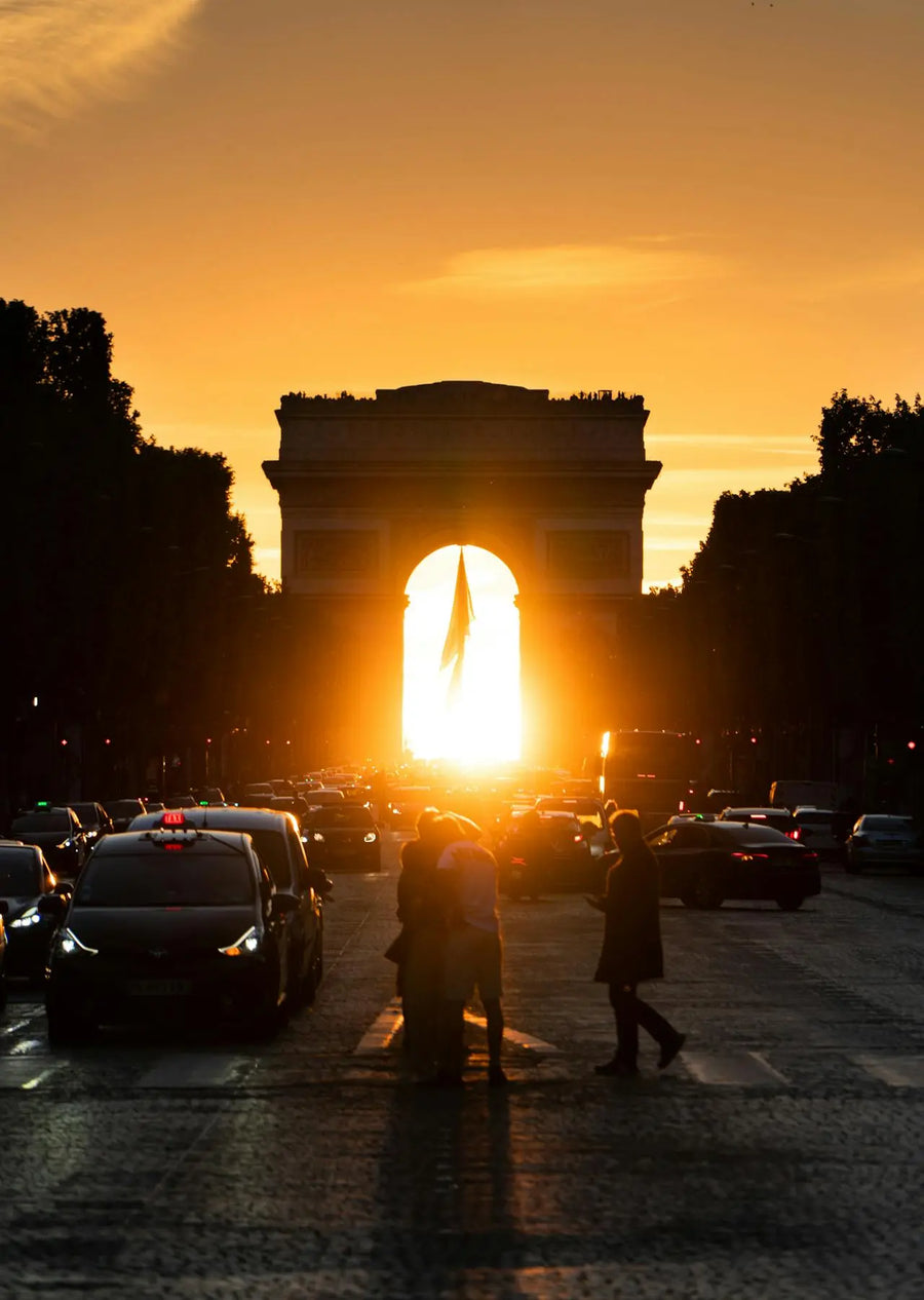 Sigurboginn í sólarsetri í miðri París