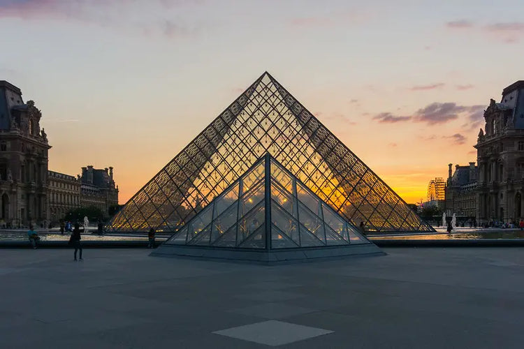 Louvre-safnið í París við sólsetur – tungumálanámskeið í Frakklandi