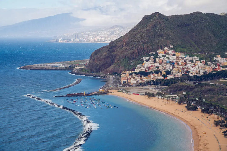 Falleg strandlengja á Tenerife á Spáni – vinsæll áfangastaður fyrir spænskunám