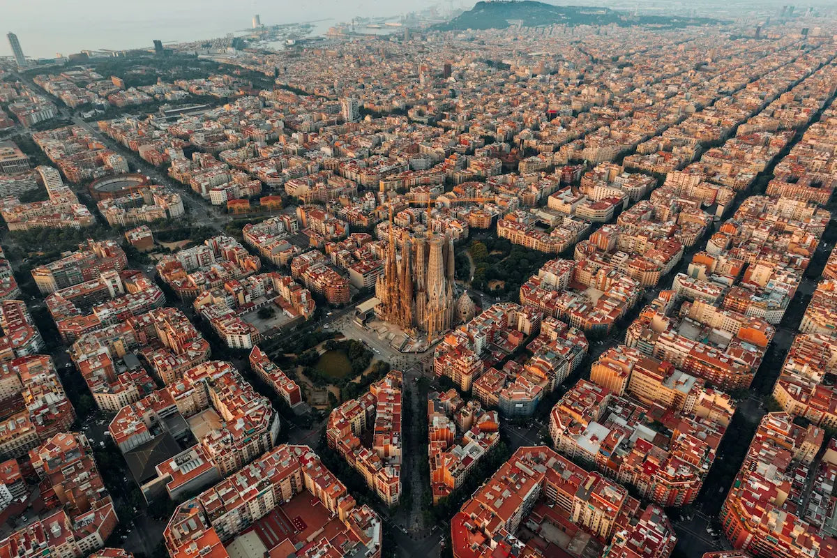 Loftmynd yfir Barcelona með Sagrada Família í miðju borgarinnar