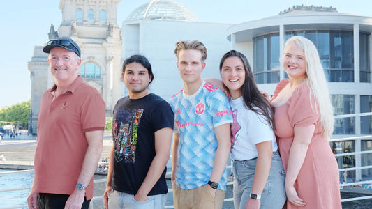 Nemendur í þýskunámi í Berlín standa saman í miðborg Berlínar