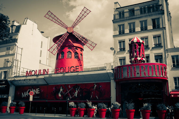 Parísarborgarlíf með Moulin Rouge og rauðum framhliðardrögum í hlýju kvöldljósi.