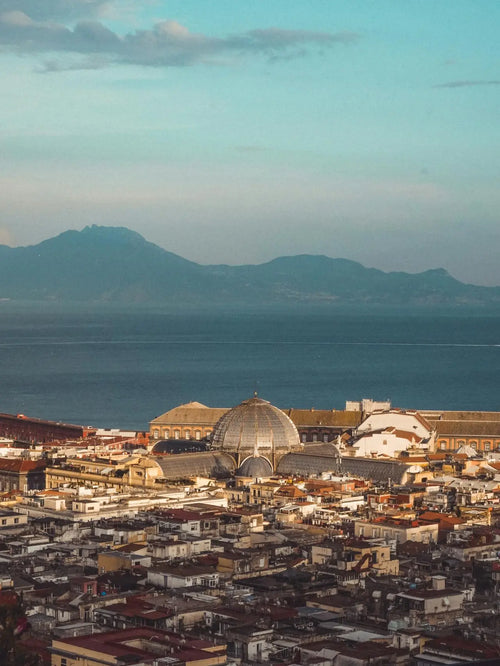 Loftmynd af Napoli með vesúvíus í bakgrunni