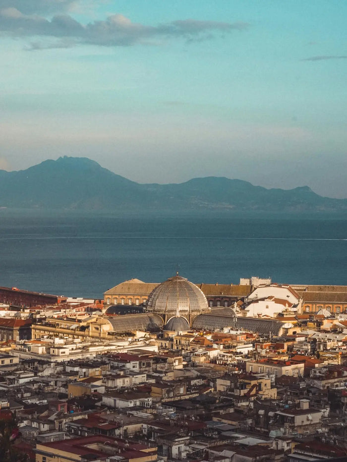 Loftmynd af Napoli með vesúvíus í bakgrunni
