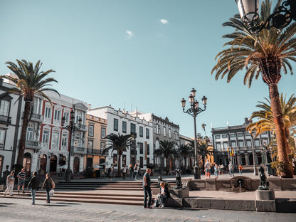 Bæjartorg á Tenerife með pálmatrjám – lifandi umhverfi fyrir spænskunámskeið á Tenerife