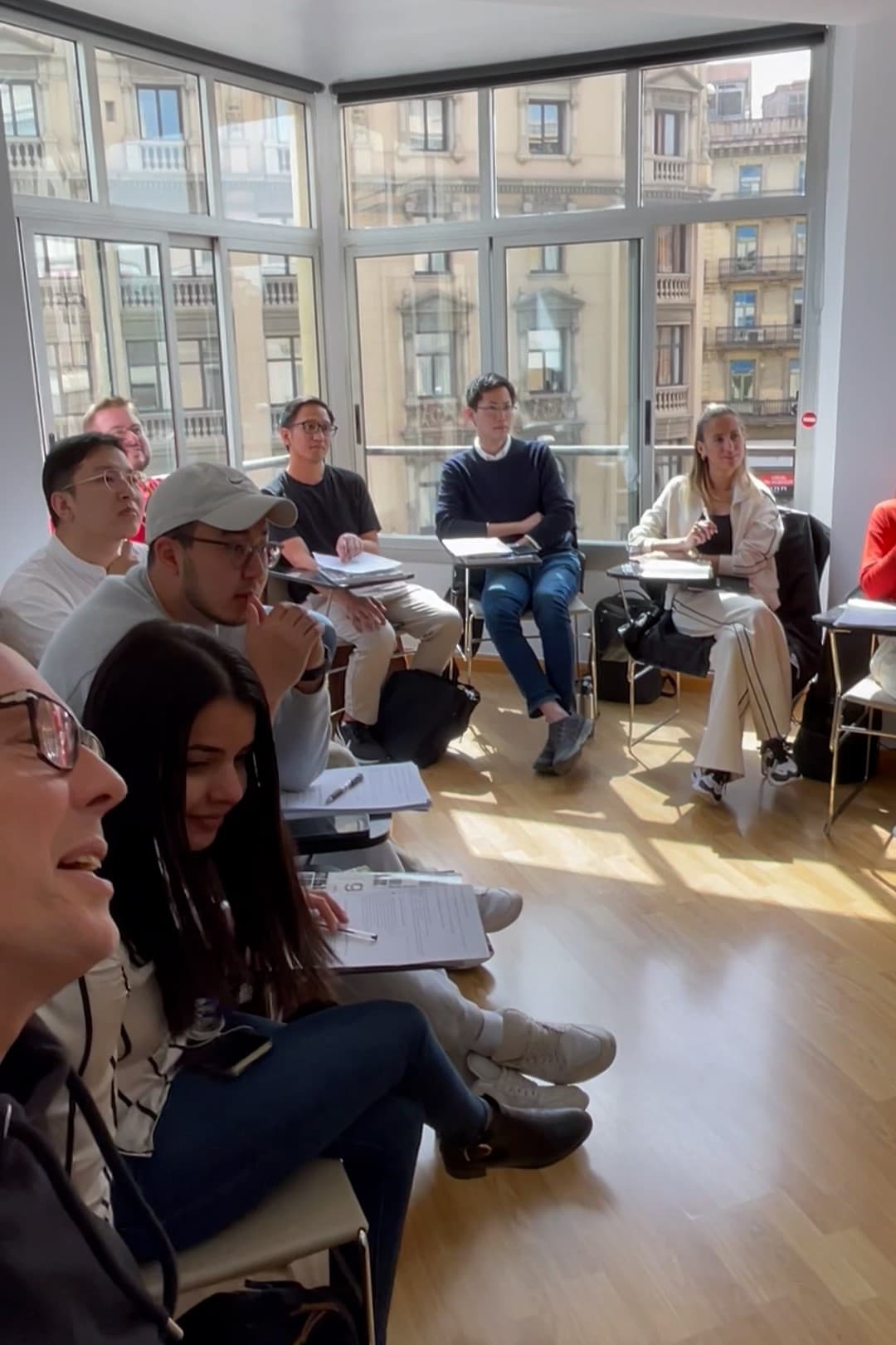 Hópur af nemendum í Barcelona málanámskeiði