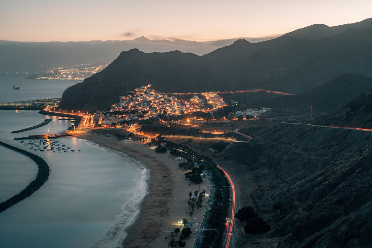 Kvöldútsýni yfir strönd og bæ á Tenerife þar sem spænskunámskeið fara fram í sólríku umhverfi